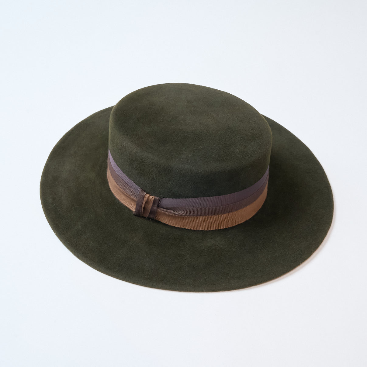 Felt hat with two-color ribbon (two-color ribbon)