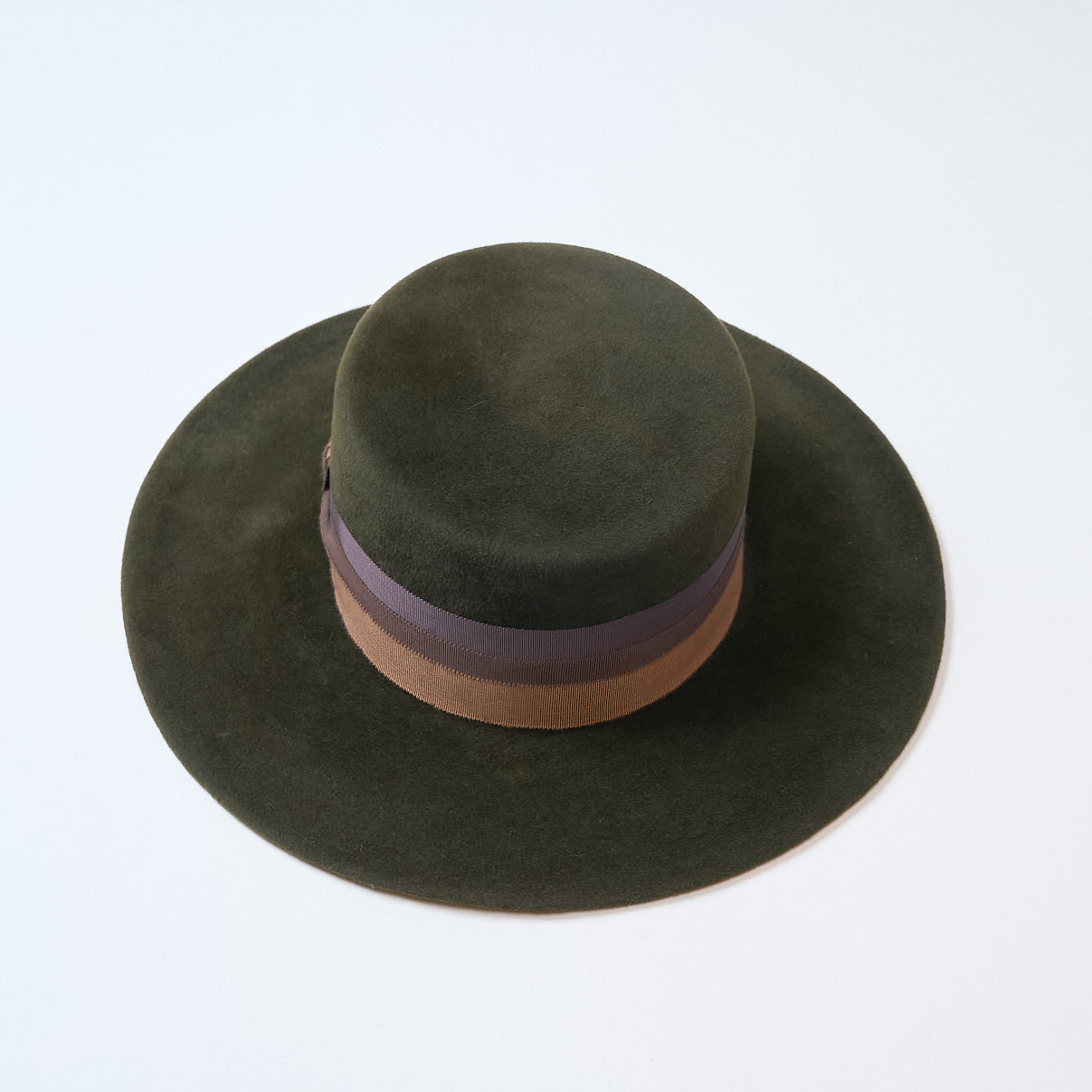 Felt hat with two-color ribbon (two-color ribbon)