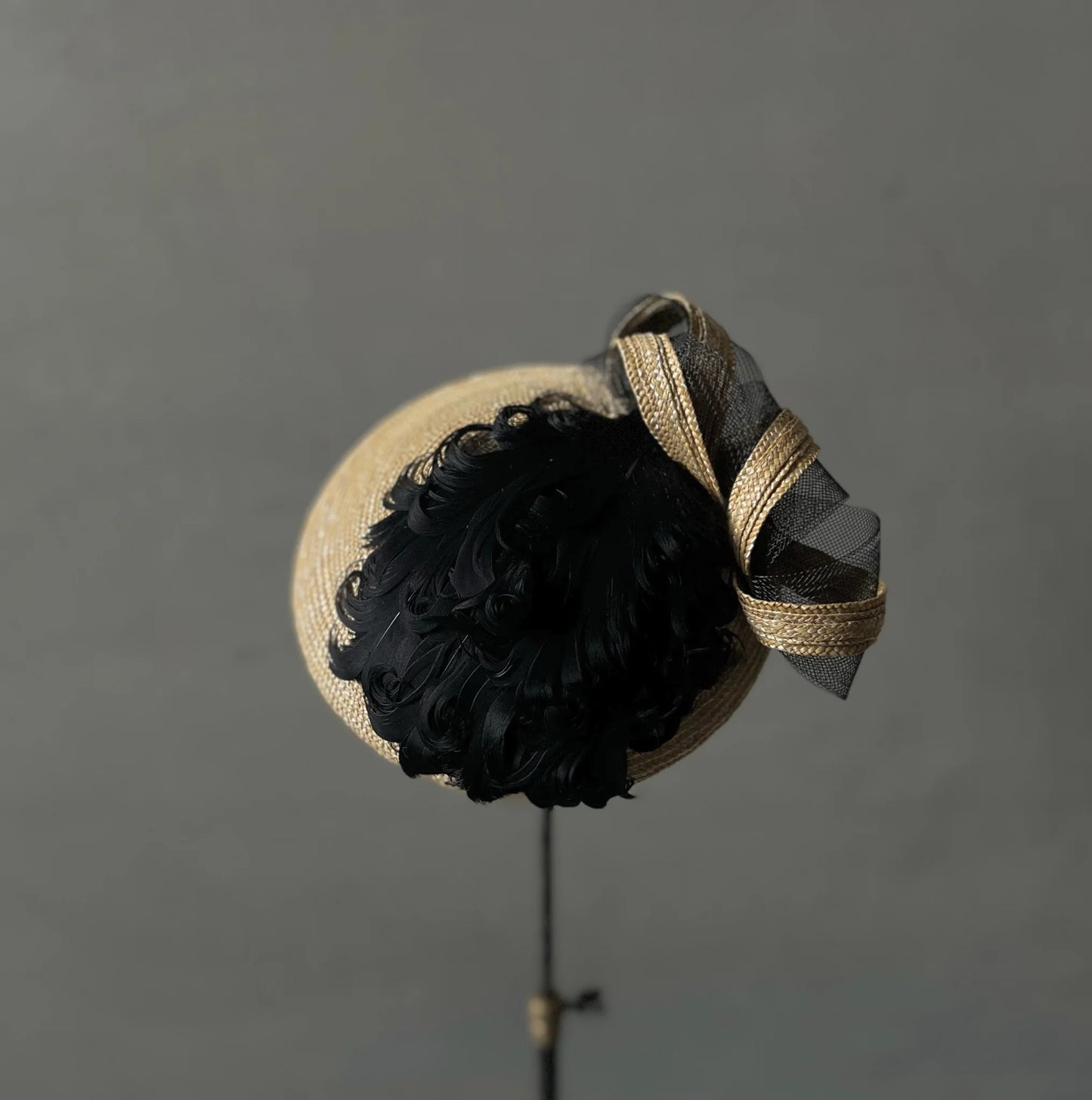 Extra fine straw Feathers & twist biscuit