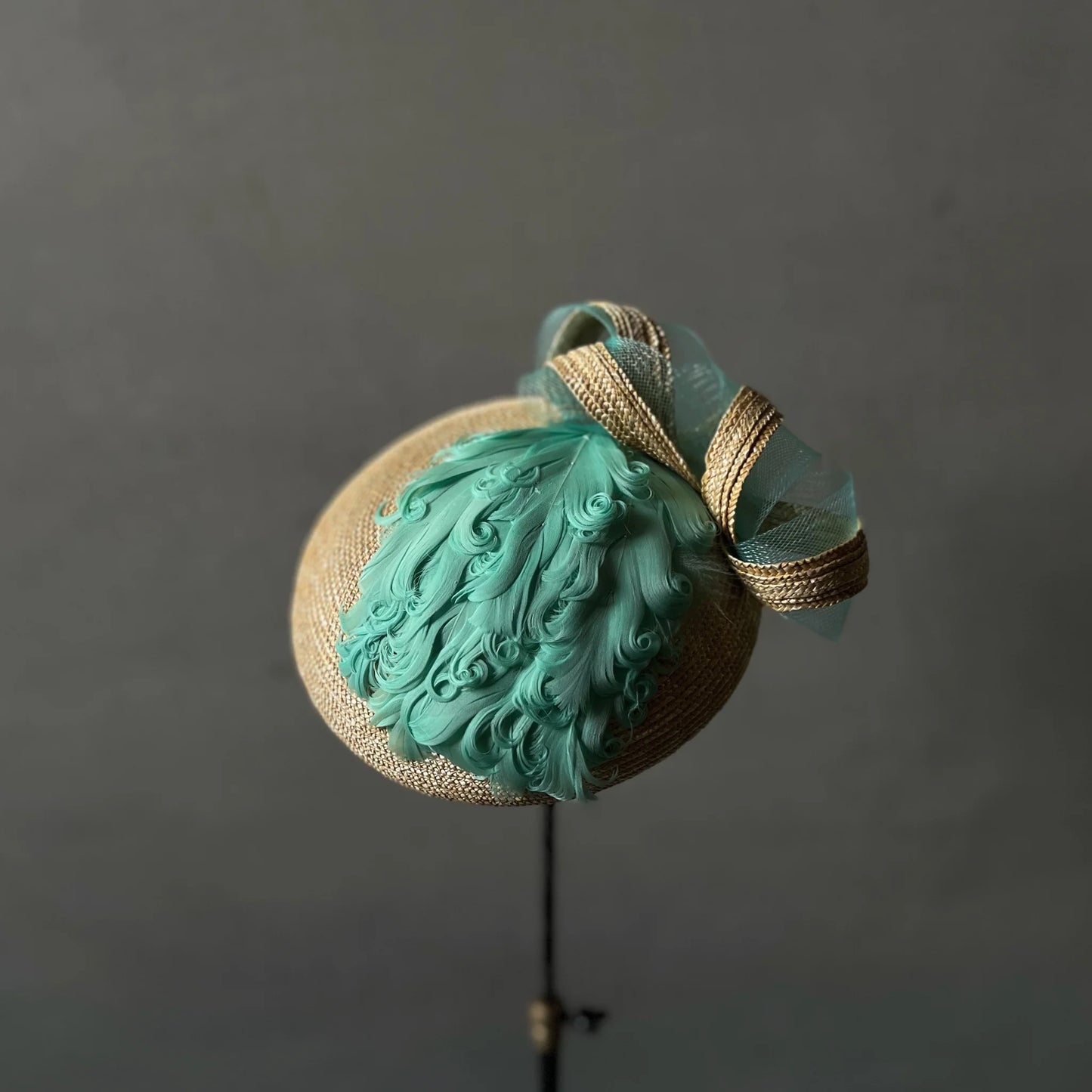 Extra fine straw Feathers & twist biscuit