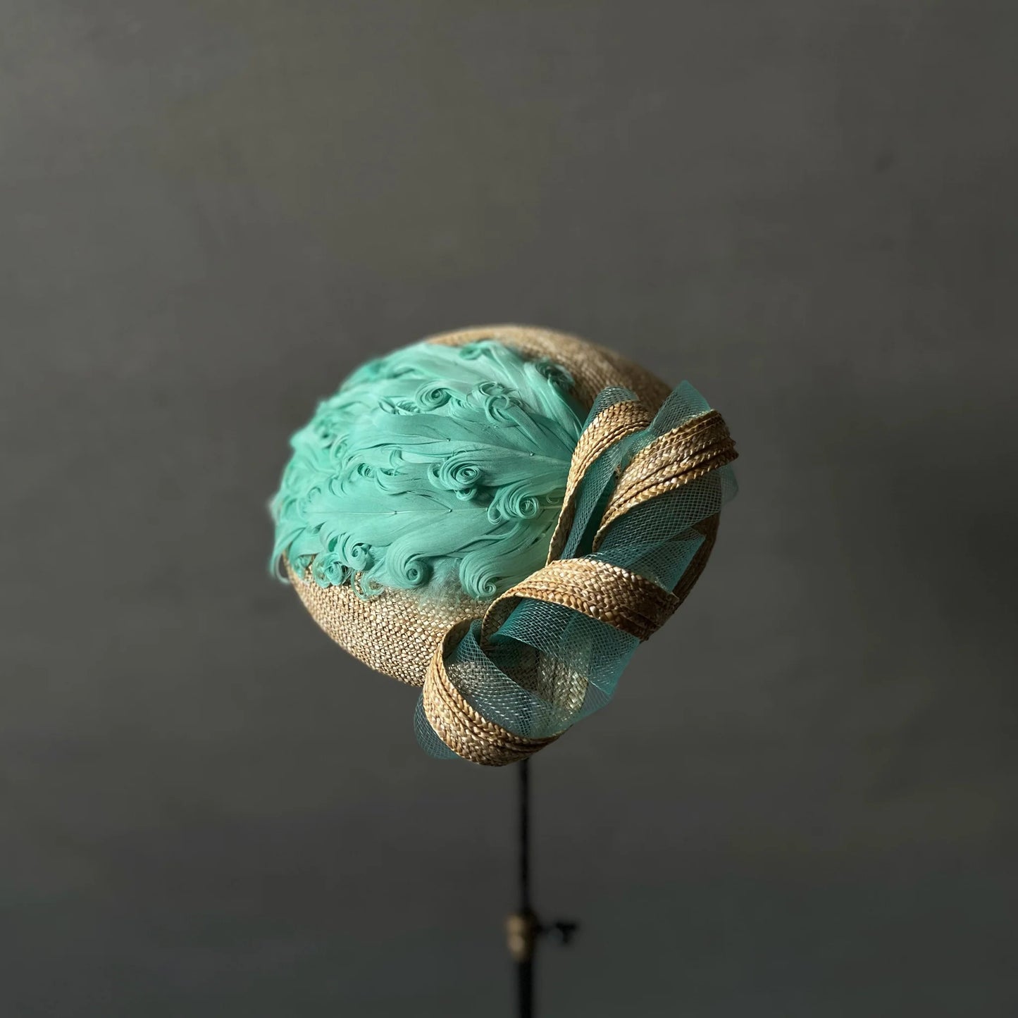 Extra fine straw Feathers & twist biscuit
