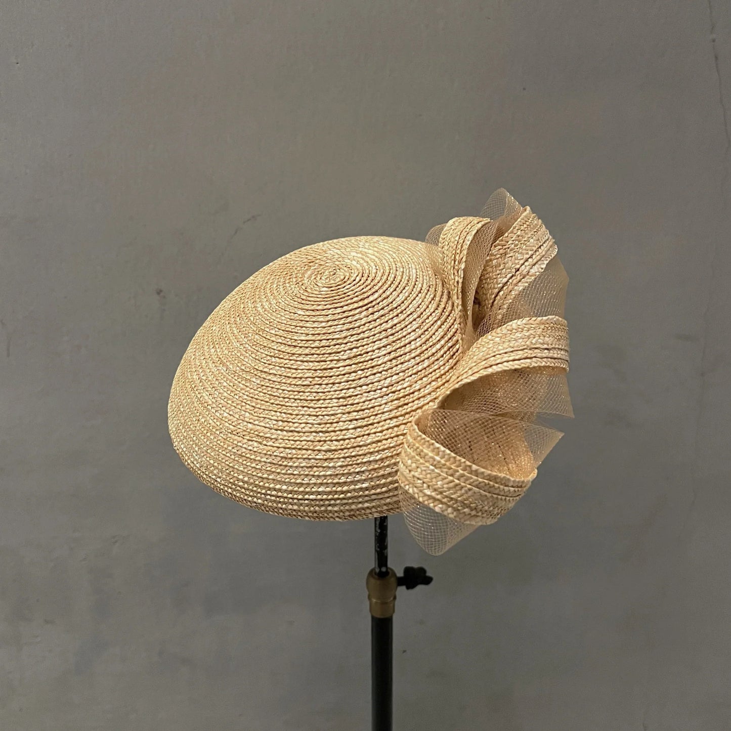 Extra fine straw twist biscuit