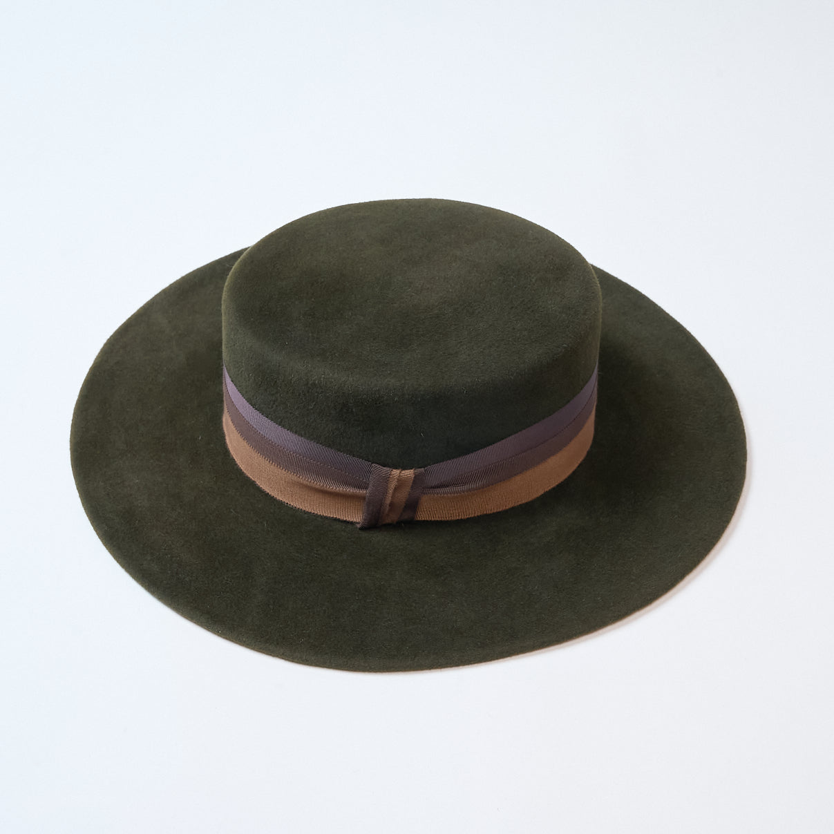 Felt hat with two-color ribbon (two-color ribbon)