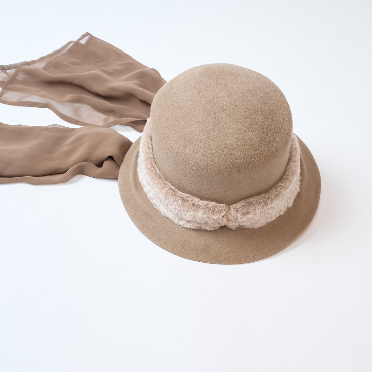 Felt hat (with fur ribbon and chiffon fabric)